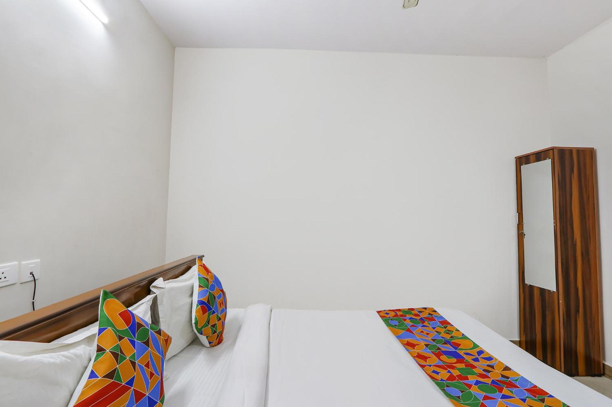 Fabexpress Korner Inn - Sivaji Park Вишакхапатнам Экстерьер фото